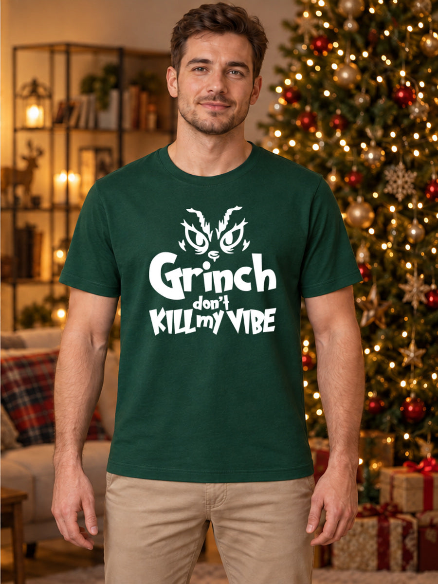 Tricou de Crăciun Grinch Vibes - Bottle Green - tricou unisex pe model masculin, decor de Crăciun (mockup V3)