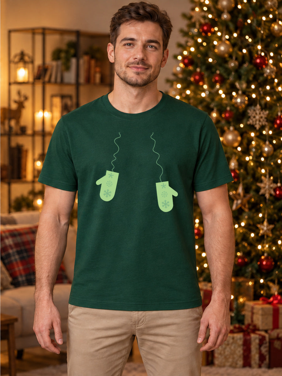 Tricou de Crăciun Mănuși de Iarnă - Bottle Green - tricou unisex pe model masculin, decor de Crăciun (mockup V3)