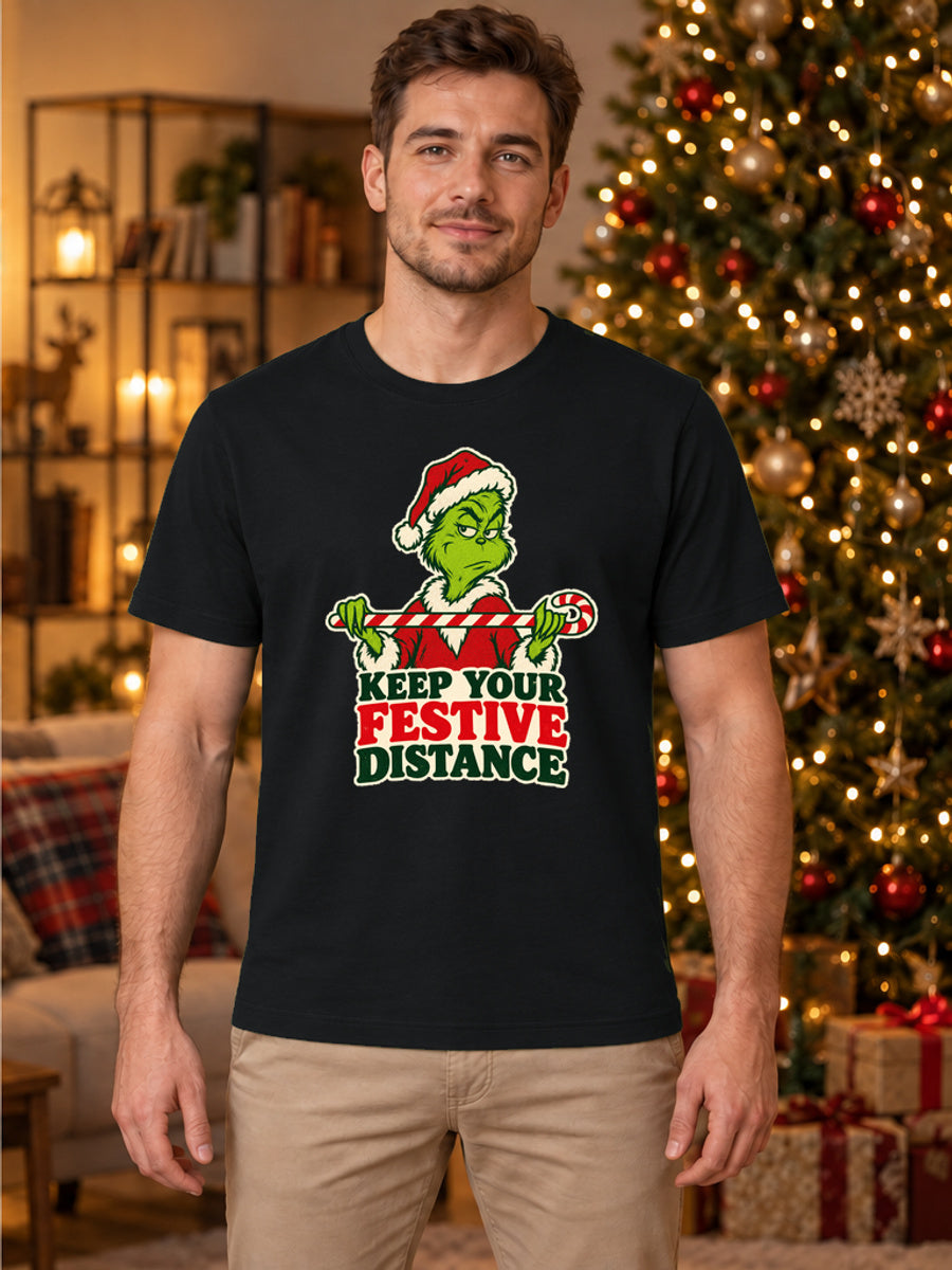 Tricou de Crăciun Grinch Festive Distance - Negru - tricou unisex pe model masculin (mockup)