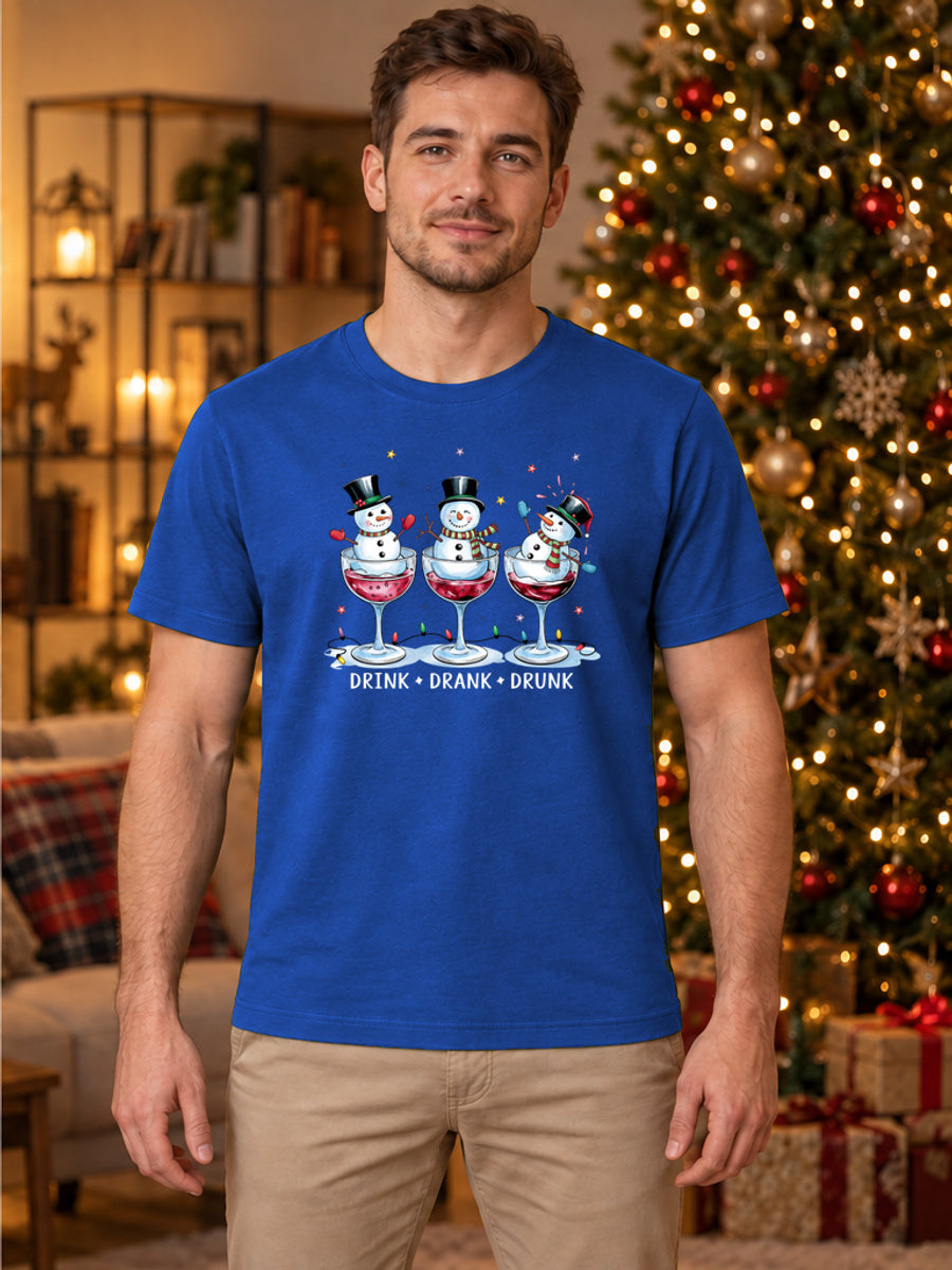 Tricou de Crăciun Snowman Drinks - Albastru - tricou unisex pe model masculin (mockup)