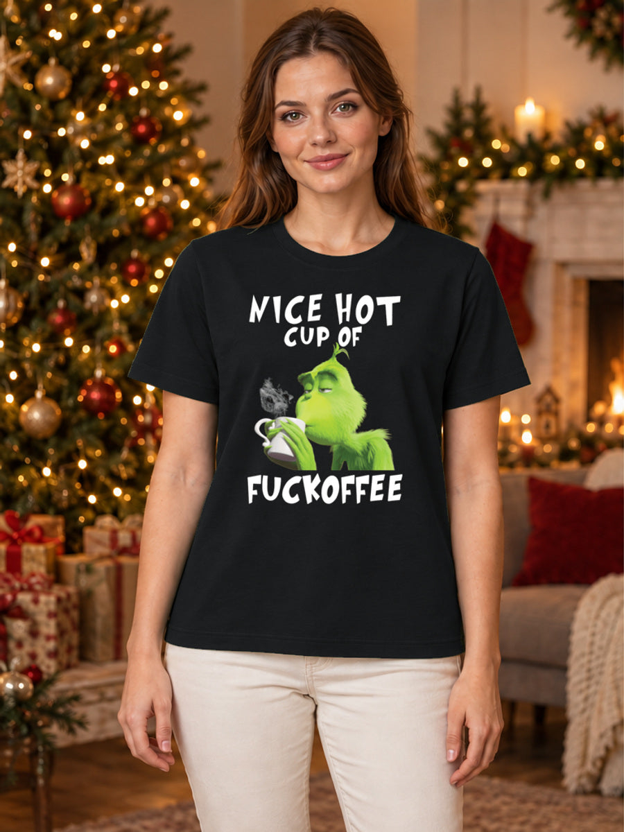 Tricou de Crăciun Fuckoffee - Negru - tricou unisex pe model feminin, decor de Crăciun (mockup V3)