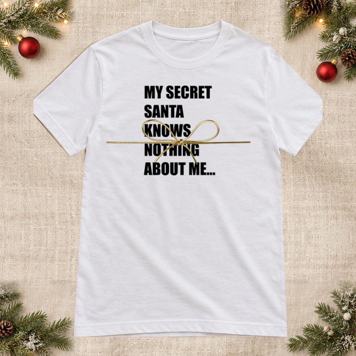 Tricou de Crăciun My Secret Santa Knows Nothing - Alb - imagine principală, alb curat fără Heather (mockup)