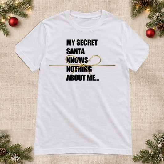 Tricou de Crăciun My Secret Santa Knows Nothing - Alb - imagine principală, alb curat fără Heather (mockup)