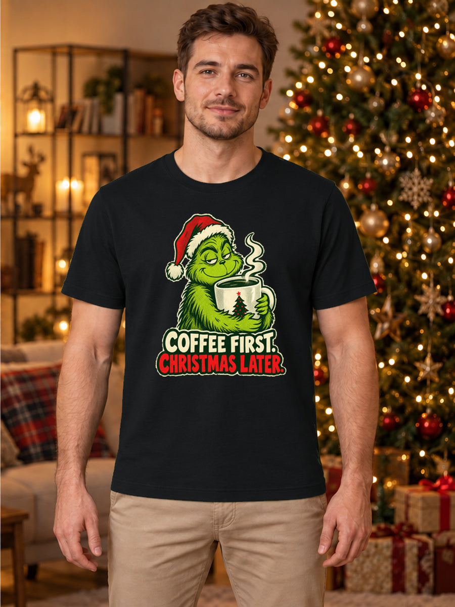 Tricou de Crăciun Grinch Coffee First - Negru - tricou unisex pe model masculin (mockup)