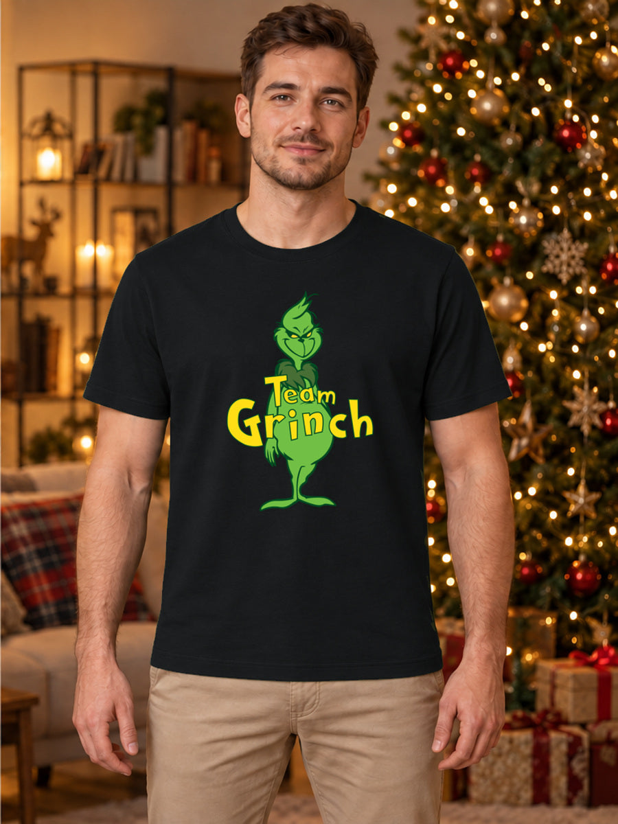 Tricou de Crăciun Team Grinch - Negru - tricou unisex pe model masculin, decor de Crăciun (mockup V3)