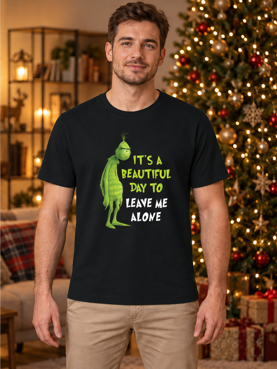 Tricou de Crăciun Leave Me Alone - Negru - tricou unisex pe model masculin, decor de Crăciun (mockup V3)