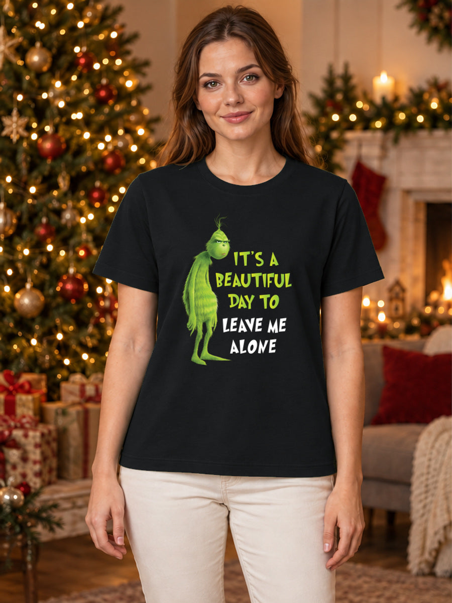 Tricou de Crăciun Leave Me Alone - Negru - tricou unisex pe model feminin, decor de Crăciun (mockup V3)