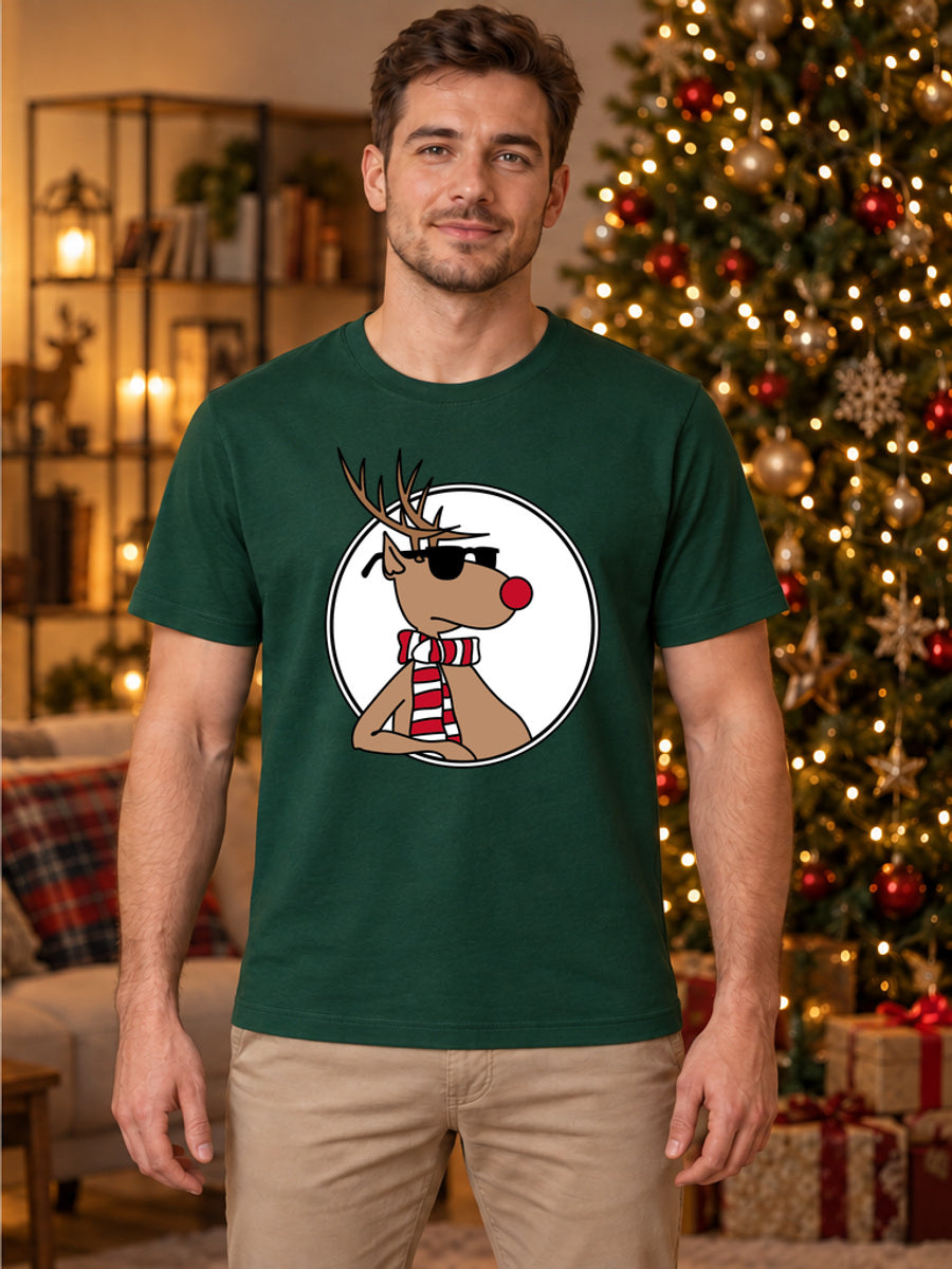 Tricou de Crăciun Cool Reindeer - Bottle Green - tricou unisex pe model masculin, decor de Crăciun (mockup V3)