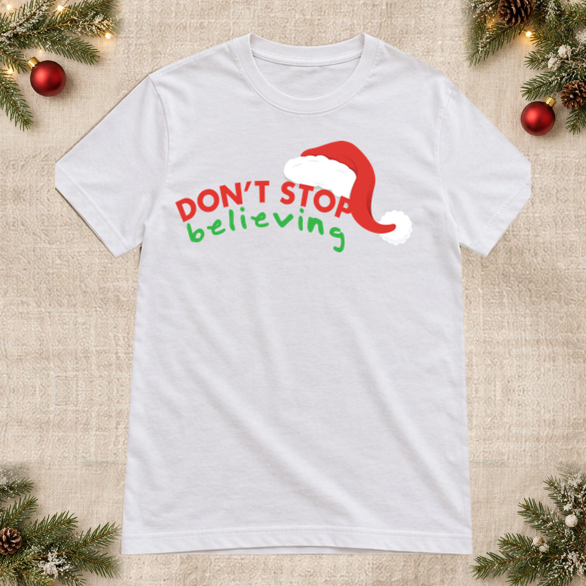 Tricou de Crăciun Don’t Stop Believing - Alb - imagine principală, alb curat fără Heather (mockup)