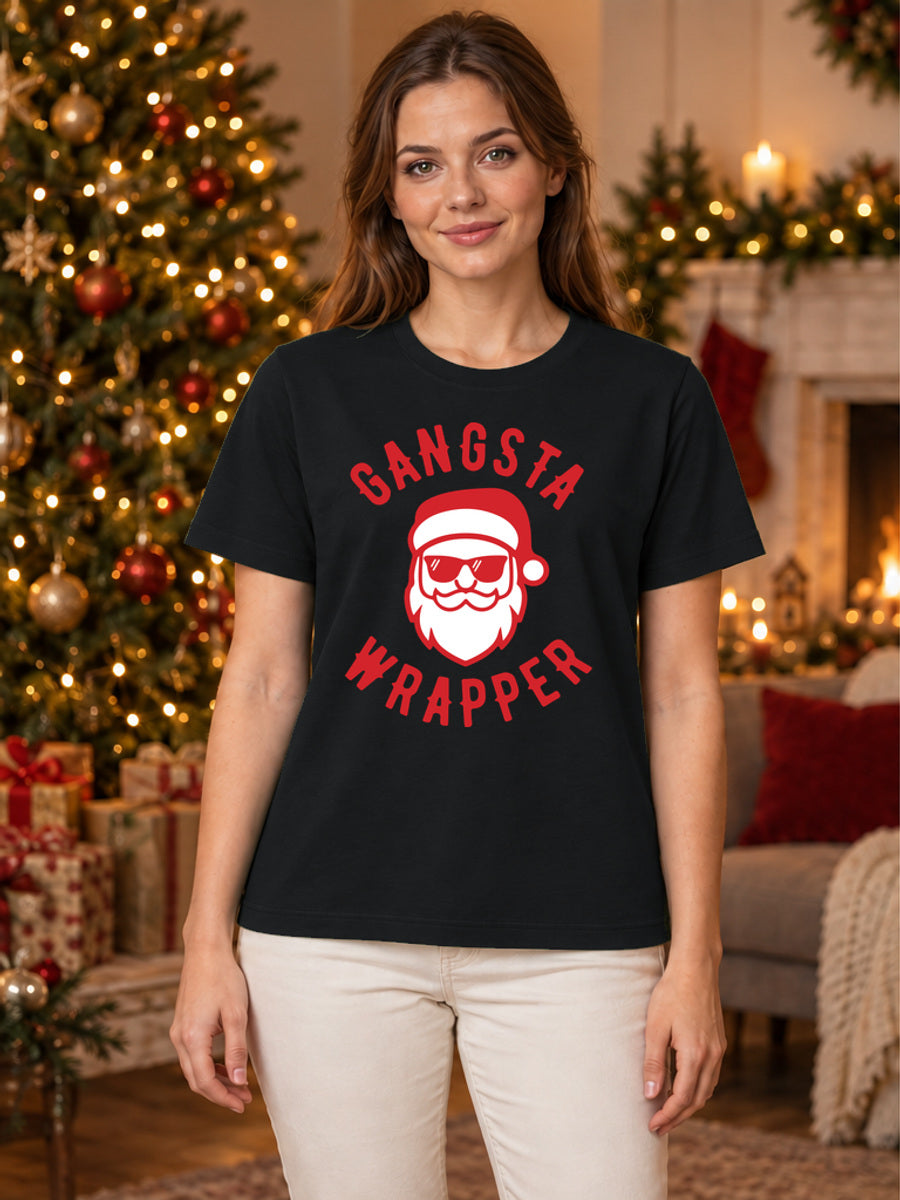 Tricou de Crăciun Gangsta Wrapper - Negru - tricou unisex pe model feminin, decor de Crăciun (mockup V3)