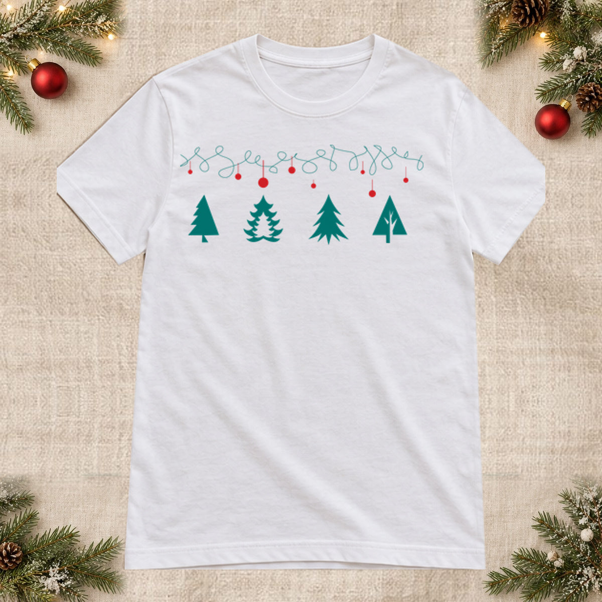 Tricou de Crăciun Ghirlandă cu Brazi - Alb - imagine principală, alb curat fără Heather (mockup)