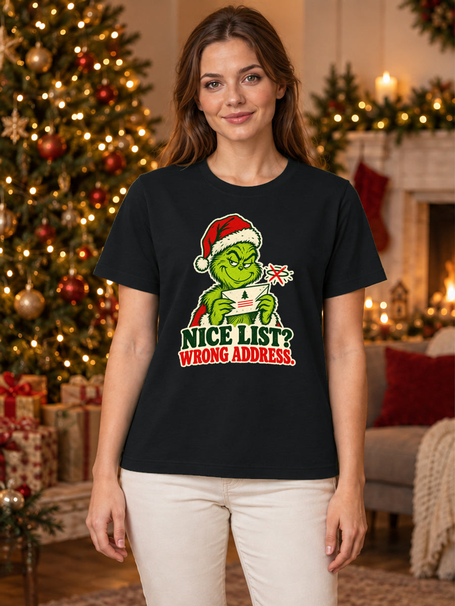 Tricou de Crăciun Grinch Nice List - Negru - tricou unisex pe model feminin (mockup)