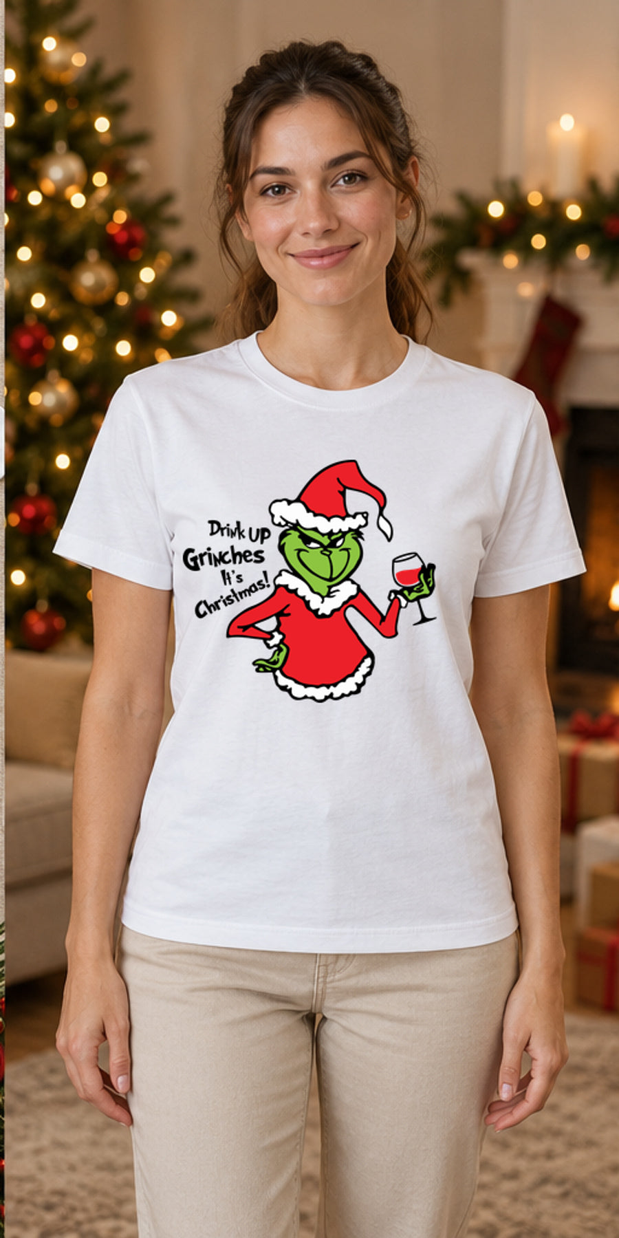 Tricou de Crăciun Drink Up Grinches - Alb - model feminin unisex, alb curat fără Heather (mockup)
