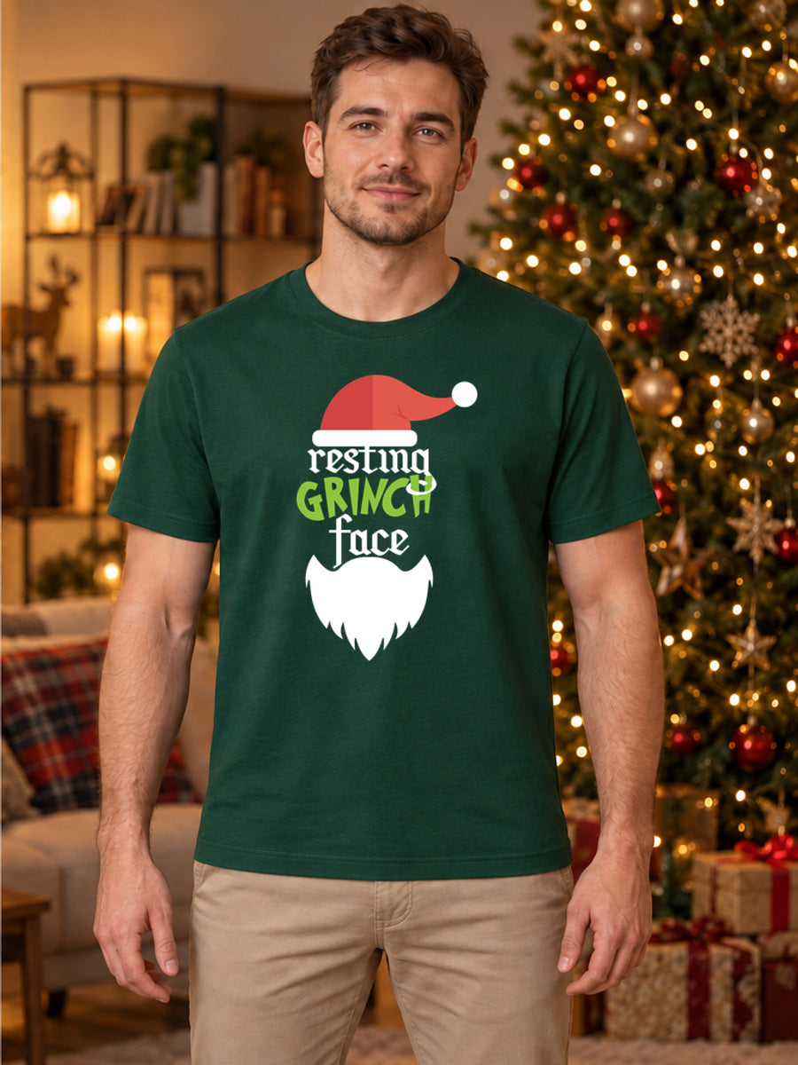 Tricou de Crăciun Resting Grinch Face - Barbă - Bottle Green - tricou unisex pe model masculin, decor de Crăciun (mockup V3)