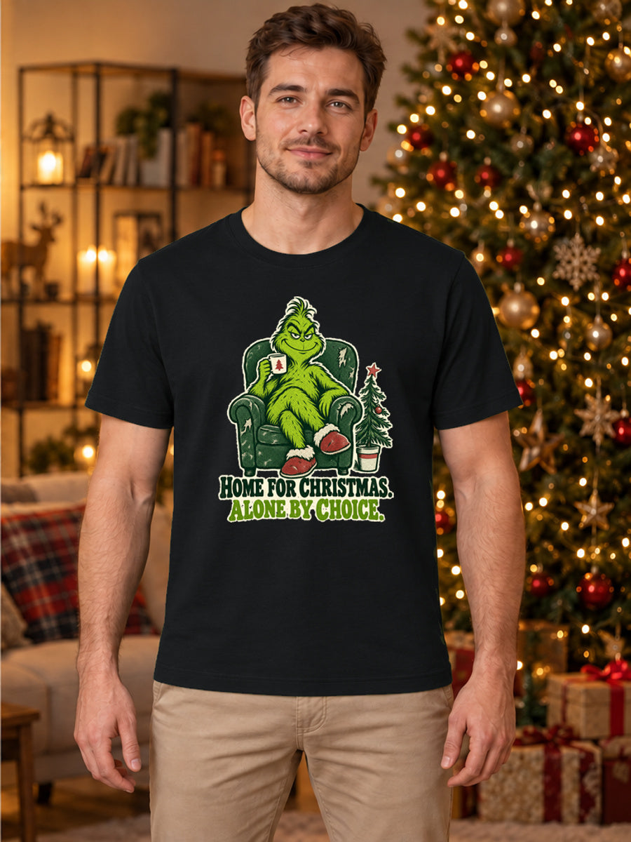 Tricou de Crăciun Grinch Home For Christmas - Negru - tricou unisex pe model masculin (mockup)