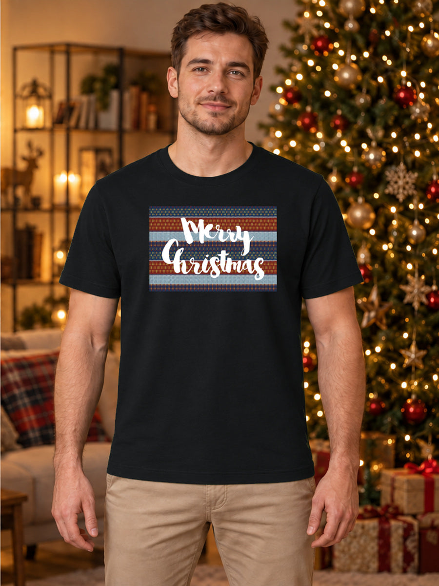 Tricou de Crăciun Merry Christmas Retro - Negru - tricou unisex pe model masculin, decor de Crăciun (mockup V3)