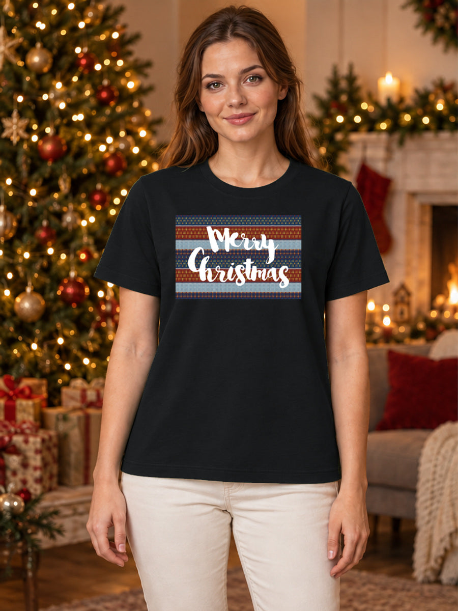 Tricou de Crăciun Merry Christmas Retro - Negru - tricou unisex pe model feminin, decor de Crăciun (mockup V3)