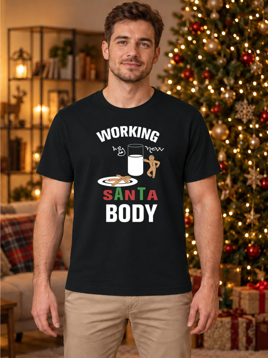 Tricou de Crăciun Working on My Santa Body - Negru - tricou unisex pe model masculin, decor de Crăciun (mockup V3)