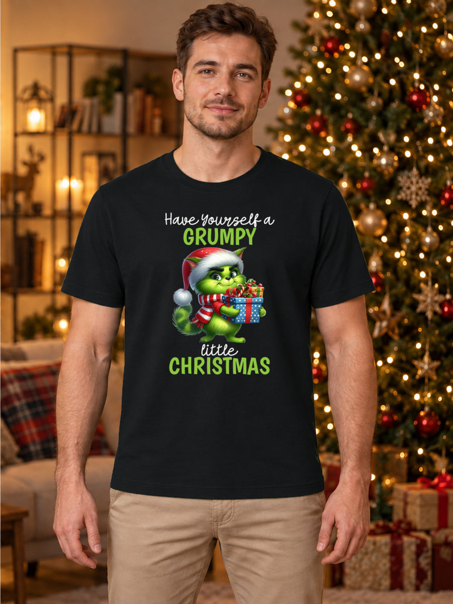 Tricou de Crăciun Little Grumpy - Negru - tricou unisex pe model masculin, decor de Crăciun (mockup V3)