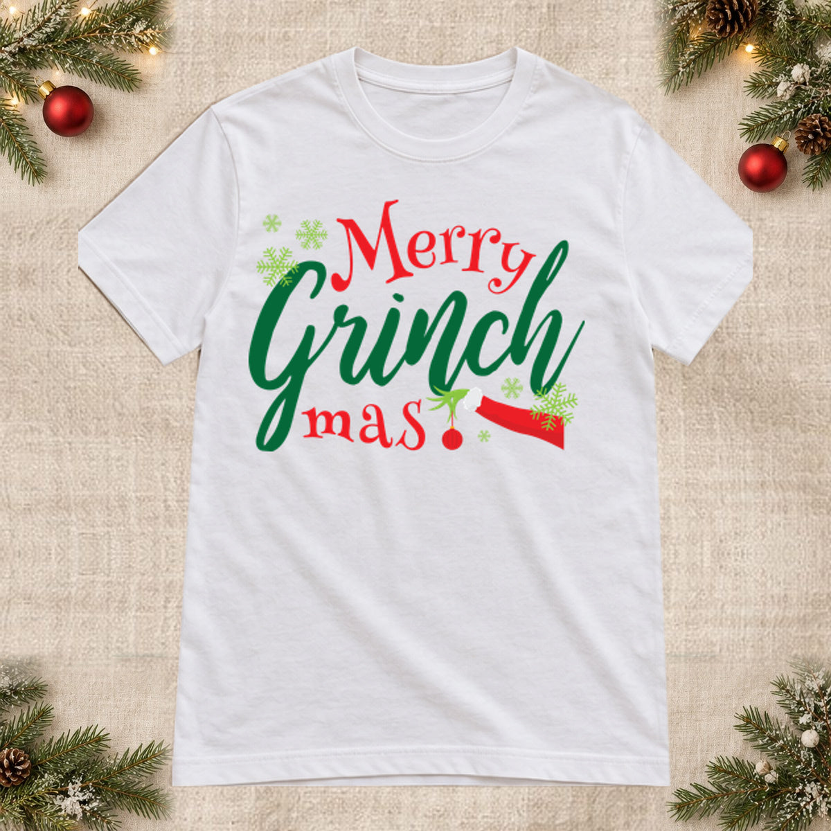 Tricou de Crăciun Merry Grinchmas - Alb - imagine principală, alb curat fără Heather (mockup)
