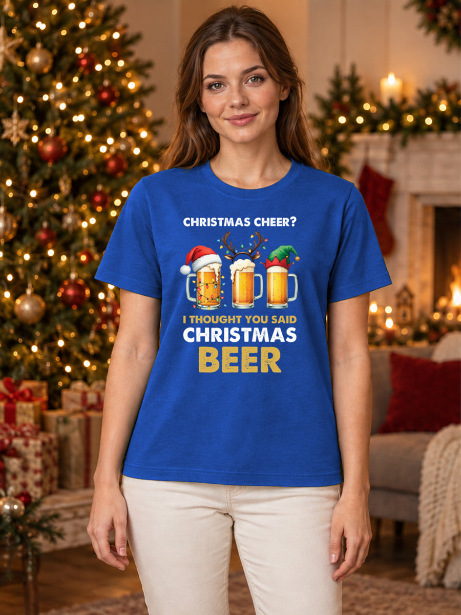 Tricou de Crăciun Christmas Beer - Albastru - tricou unisex pe model feminin (mockup)