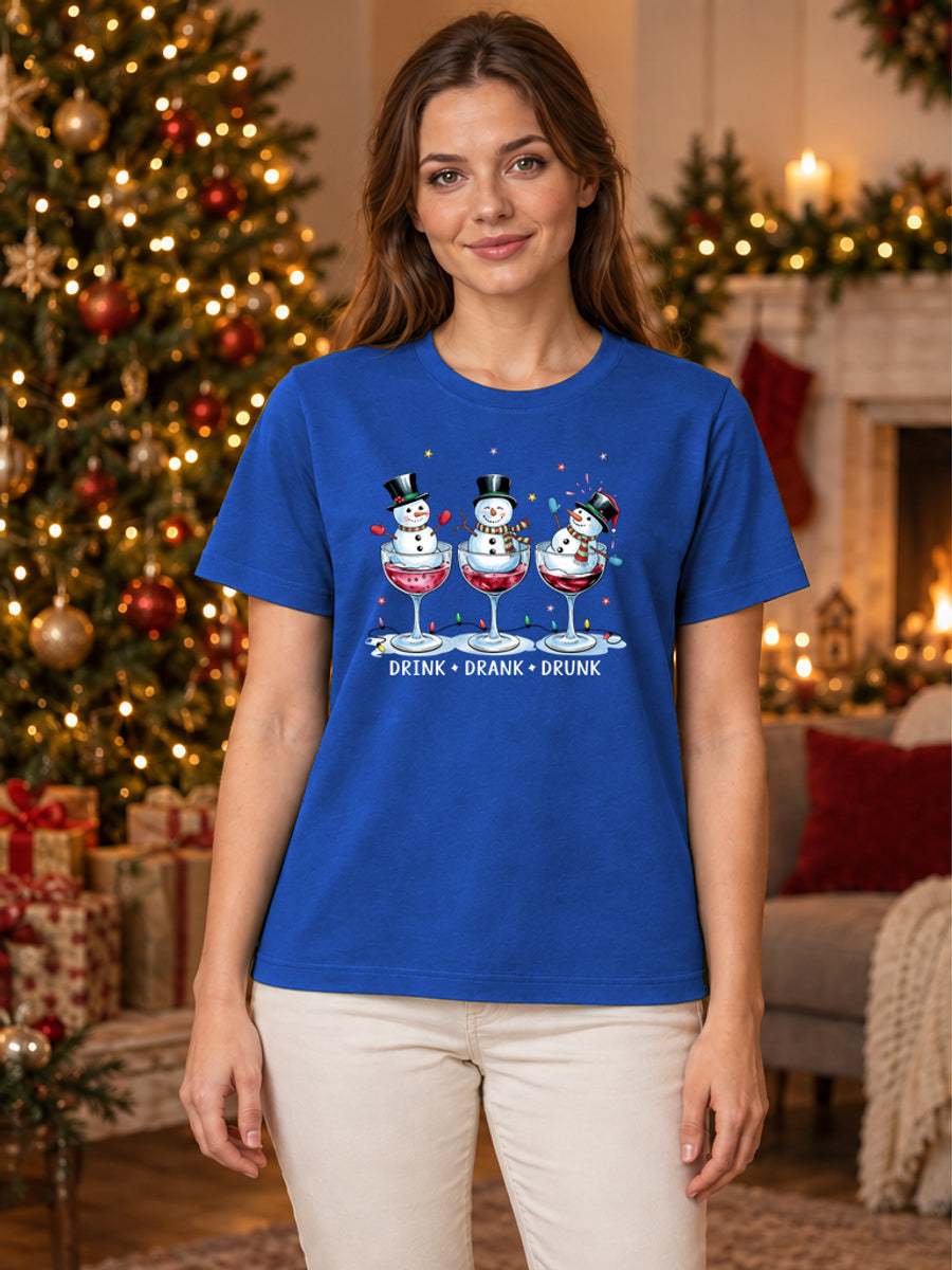 Tricou de Crăciun Snowman Drinks - Albastru - tricou unisex pe model feminin (mockup)
