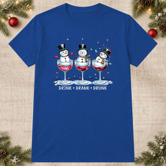 Tricou de Crăciun Snowman Drinks - Albastru - imagine principală pătrată (mockup)