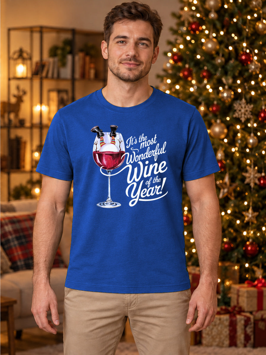 Tricou de Crăciun Wine Of The Year - Albastru - tricou unisex pe model masculin (mockup)