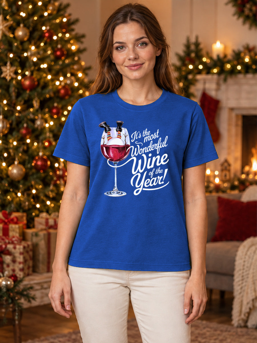 Tricou de Crăciun Wine Of The Year - Albastru - tricou unisex pe model feminin (mockup)