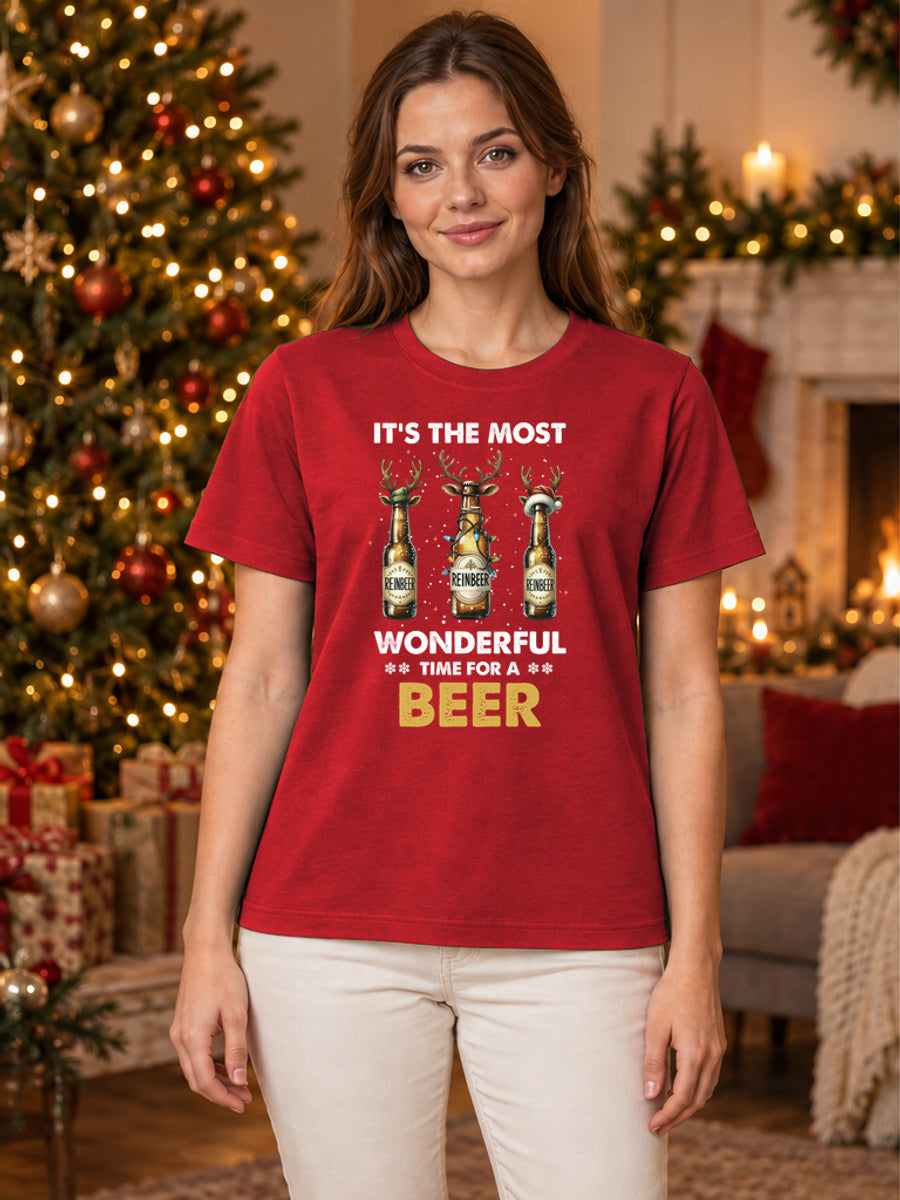 Tricou de Crăciun Wonderful Beer - Roșu - tricou unisex pe model feminin (mockup)