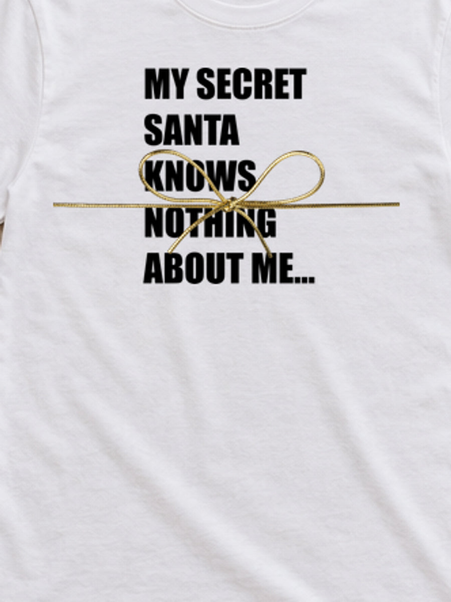 Tricou de Crăciun My Secret Santa Knows Nothing - Alb - detaliu grafică 3:4, alb curat fără Heather (mockup)