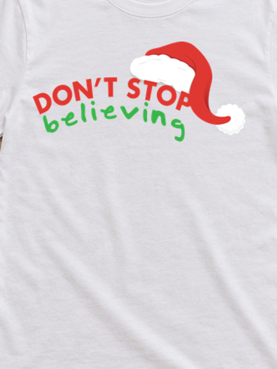 Tricou de Crăciun Don’t Stop Believing - Alb - detaliu grafică 3:4, alb curat fără Heather (mockup)