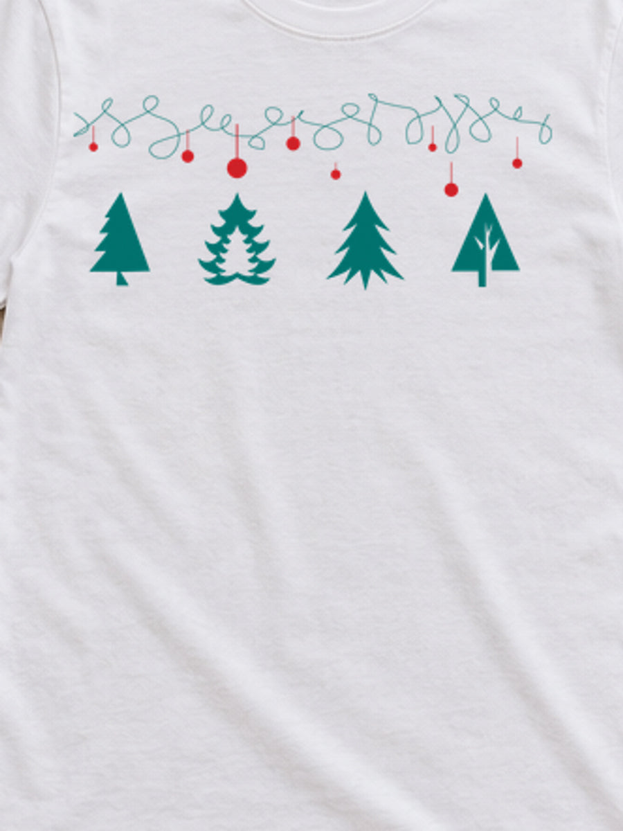 Tricou de Crăciun Ghirlandă cu Brazi - Alb - detaliu grafică 3:4, alb curat fără Heather (mockup)